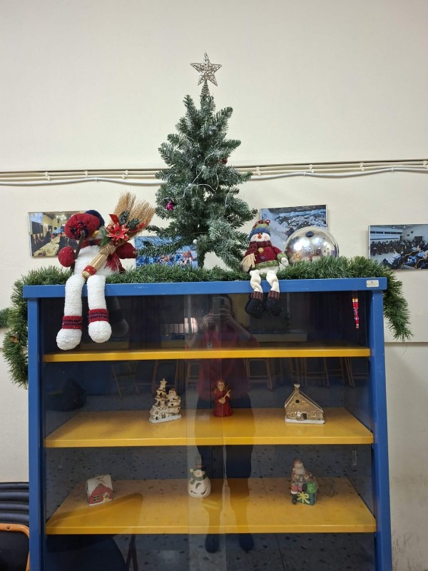 🎄 Η ΕΠ.ΟΜ.Ε.Α. στόλισε και φέτος τον χώρο της με γιορτινή λάμψη