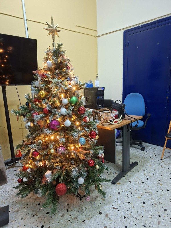 🎄 Η ΕΠ.ΟΜ.Ε.Α. στόλισε και φέτος τον χώρο της με γιορτινή λάμψη