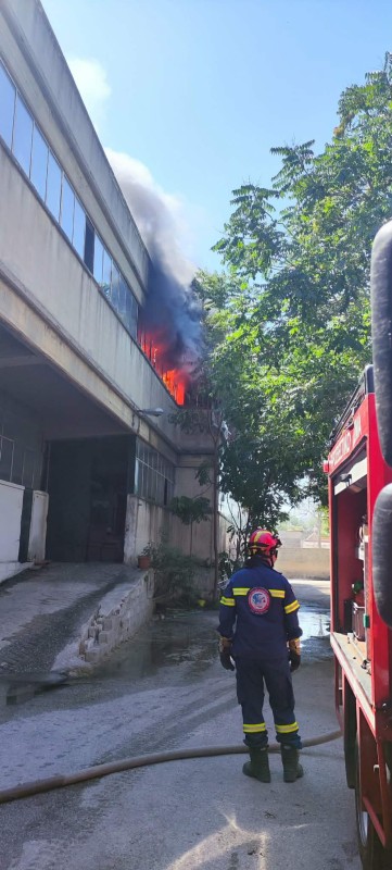Άμεση κινητοποίηση της ΕΠΟΜΕΑ σε πυρκαγιά εργοστασίου στο Αιγάλεω