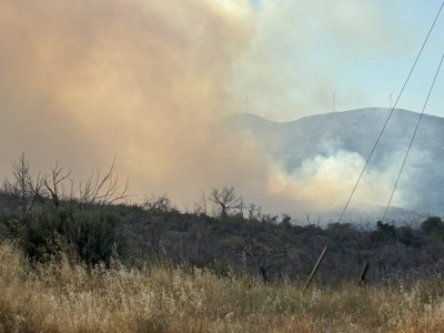 Η ΕΠΟΜΕΑ συνδράμει στην αντιμετώπιση της πυρκαγιάς στην Οινόη με τέσσερα οχήματα