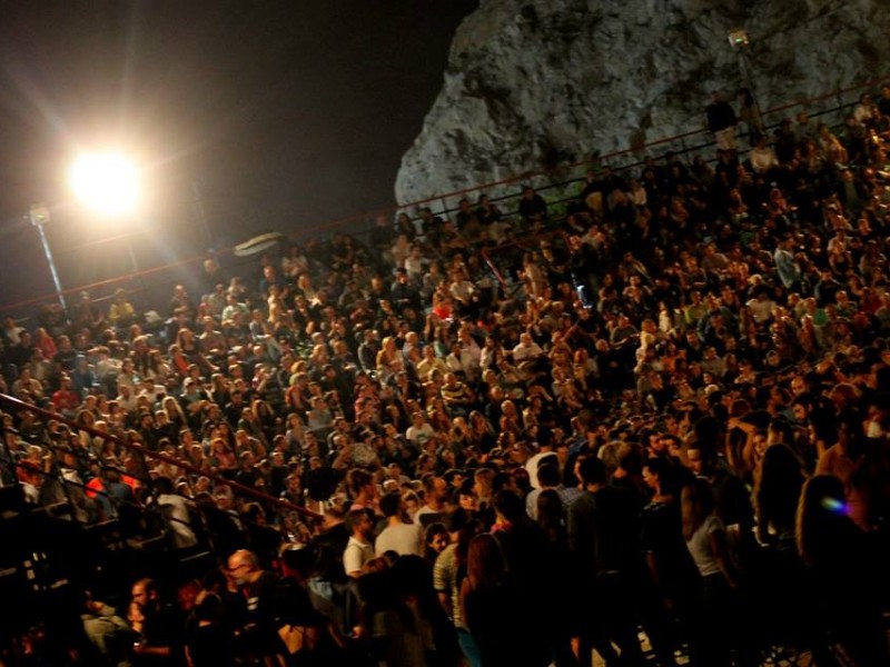 Συναυλία  Θανάση Παπακωνσταντίνου στο θέατρο Βράχων 