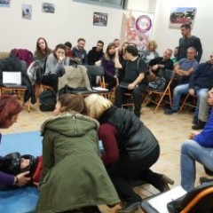 Πρακτική εκπαίδευση αφαίρεσης κράνους μηχανής Πρακτική εκπαίδευση αφαίρεσης κράνους μηχανής