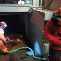 Άντληση υδάτων στην περιοχή της Καλλιθέας από τους εθελοντές της ΕΠ.ΟΜ.Ε.Α. Άντληση υδάτων στην περιοχή της Καλλιθέας από τους εθελοντές της ΕΠ.ΟΜ.Ε.Α.