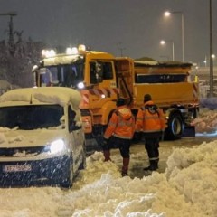 Συνεχίζεται η επιχείρηση απεγκλωβισμού των οδηγών από την Αττική Οδό