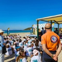 Η ΕΠ.ΟΜ.Ε.Α. είναι αρωγός της δράσης  «ΑΓΚΑΛΙΑΖΟΥΜΕ ΚΑΘΕ ΔΙΑΔΡΟΜΗ». Η ΕΠ.ΟΜ.Ε.Α. είναι αρωγός της δράσης  «ΑΓΚΑΛΙΑΖΟΥΜΕ ΚΑΘΕ ΔΙΑΔΡΟΜΗ».