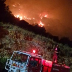 Έπεσε η νύχτα και η μάχη με τις φλόγες συνεχίζεται! Έπεσε η νύχτα και η μάχη με τις φλόγες συνεχίζεται!